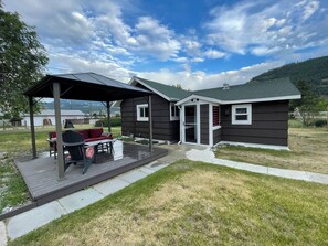 Outdoor dining - Peddler’s Path Guest House (Midway)