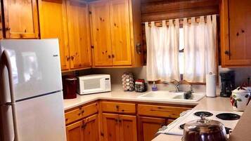 Coffee/tea maker, fridge, microwave, oven