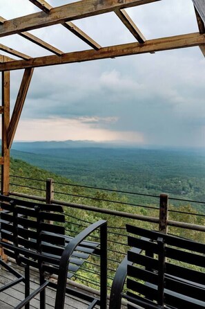 Property grounds - Lake Blackshear Glamping Retreat: Cozy Safari Tent in Cordele, Georgia (Cordele)