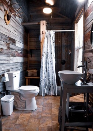 Haartrockner, Handtücher, Seife, Shampoo