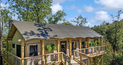 Luxury Tree Tent with Soaking Tub & Pizza Oven Near Waterfalls, Zirconia, North Carolina