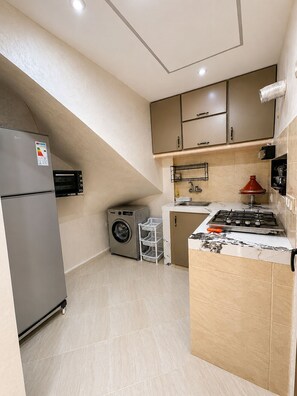 Fridge, oven, stovetop, electric kettle
