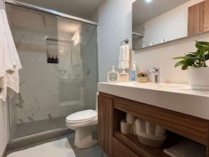 Shower, hair dryer, shampoo - Bright Roma Norte Family 3 Bedroom / 11 PAX w/AC (Mexico City)