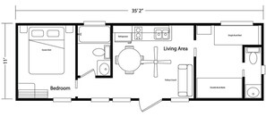 Plantegning der viser et rum med dobbeltseng, sovesofa, køleskab, køjeseng til en person, to køjesenge og et opholdsområde.