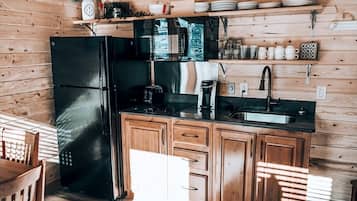 Kühlschrank, Mikrowelle, Wasserkocher mit Kaffee-/Teezubehör, Toaster
