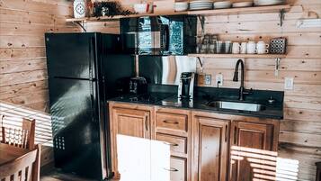 Cafetera y tetera, refrigerador, microondas y tostadora