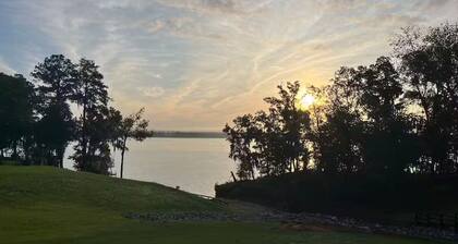 House on Lake Eufaula with beach, kayak and jacuzzi in Abbeville, Eufaula Al.