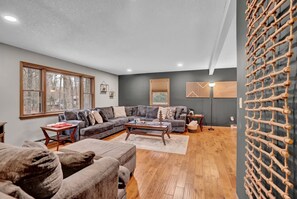 Fernseher, Kamin, Tischfußball, Arbeitsbereiche