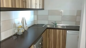 Kahvin-/teenkeitin, jääkaappi, mikroaaltouuni, uuni