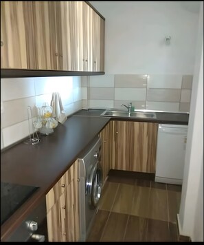 Cafetera y tetera, refrigerador, microondas y horno 