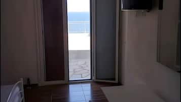 Tabla de planchar con plancha, wifi, ropa de cama