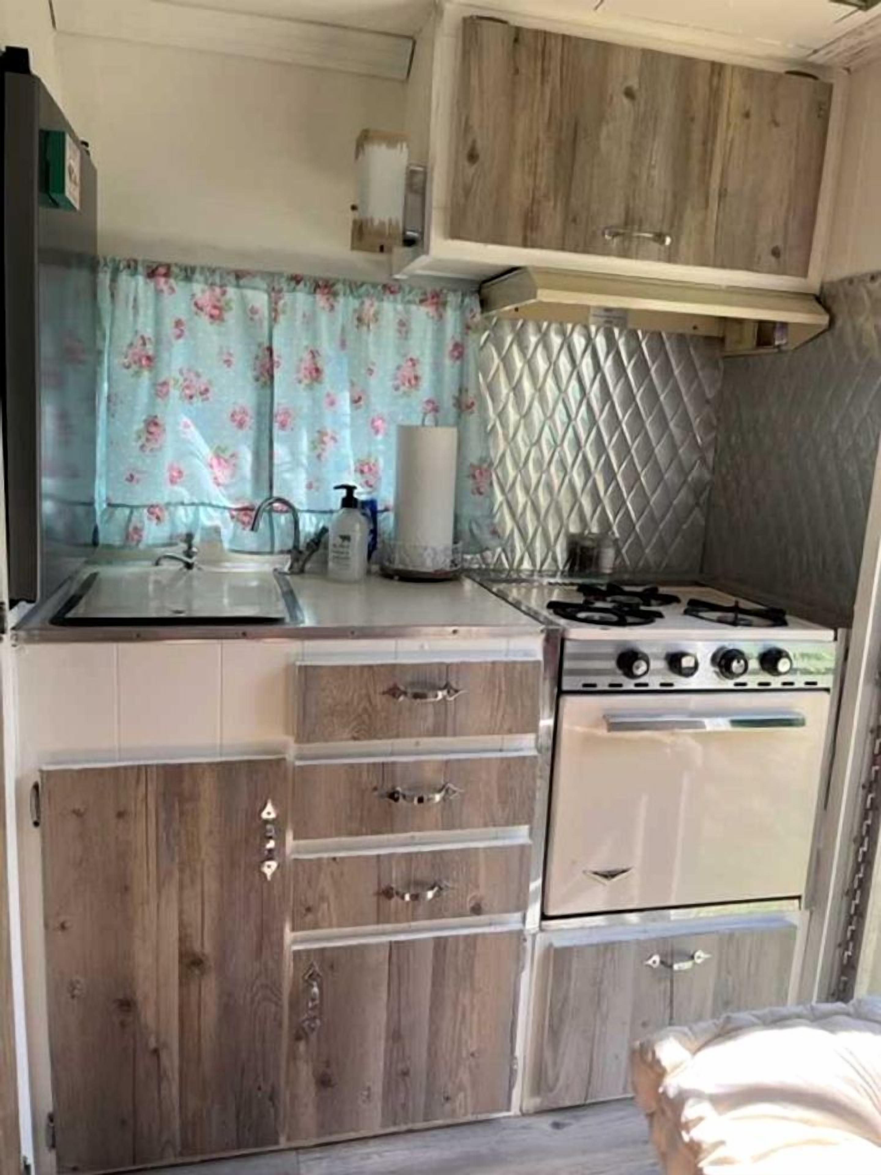 Cafetera i tetera, frigorífic, placa de cuina i bullidora elèctrica 