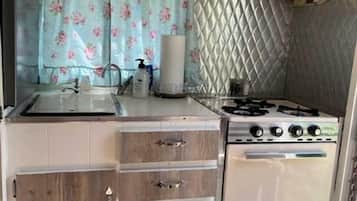 Cafetera i tetera, frigorífic, placa de cuina i bullidora elèctrica