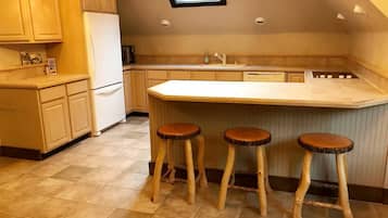 Fridge, oven, stovetop, cookware/dishes/utensils