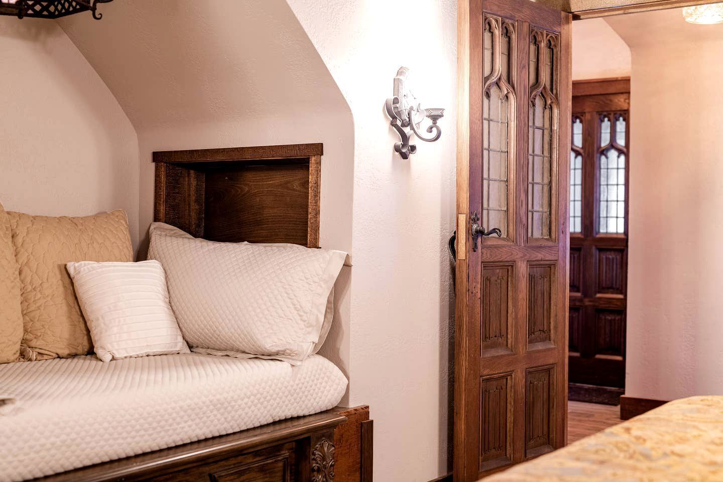 1 bedroom, bed sheets