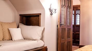 1 bedroom, bed sheets