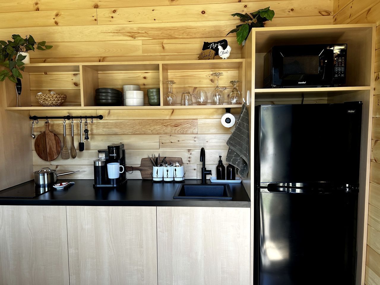 Cafetera o tetera, microondas, placa de cocina y tostadora