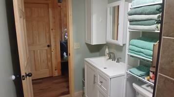 Een douche, een haardroger, handdoeken, zeep