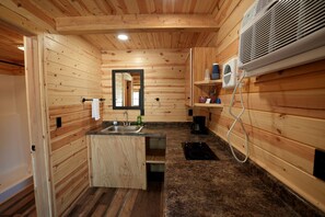 Wasserkocher mit Kaffee-/Teezubehör, Kühlschrank, Mikrowelle, Herdplatte