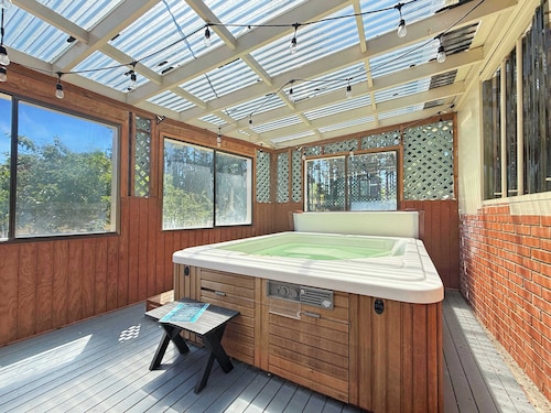 Hot Tub, Large Covered Patio, Kayak and King Bed