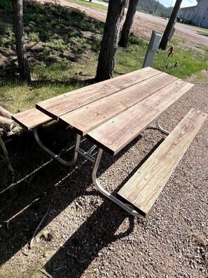 Outdoor dining - Family Friendly Cabin with Lofted Space in South Dakota (Rapid City)