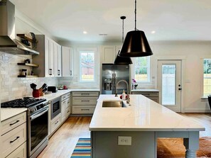 Coffee/tea maker, fridge, microwave, oven - Vibrant Urban Vacation Rental Oasis near Catawba River in North Carolina (Charlotte)
