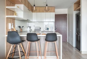 Wasserkocher mit Kaffee-/Teezubehör, Kühlschrank, Mikrowelle, Ofen