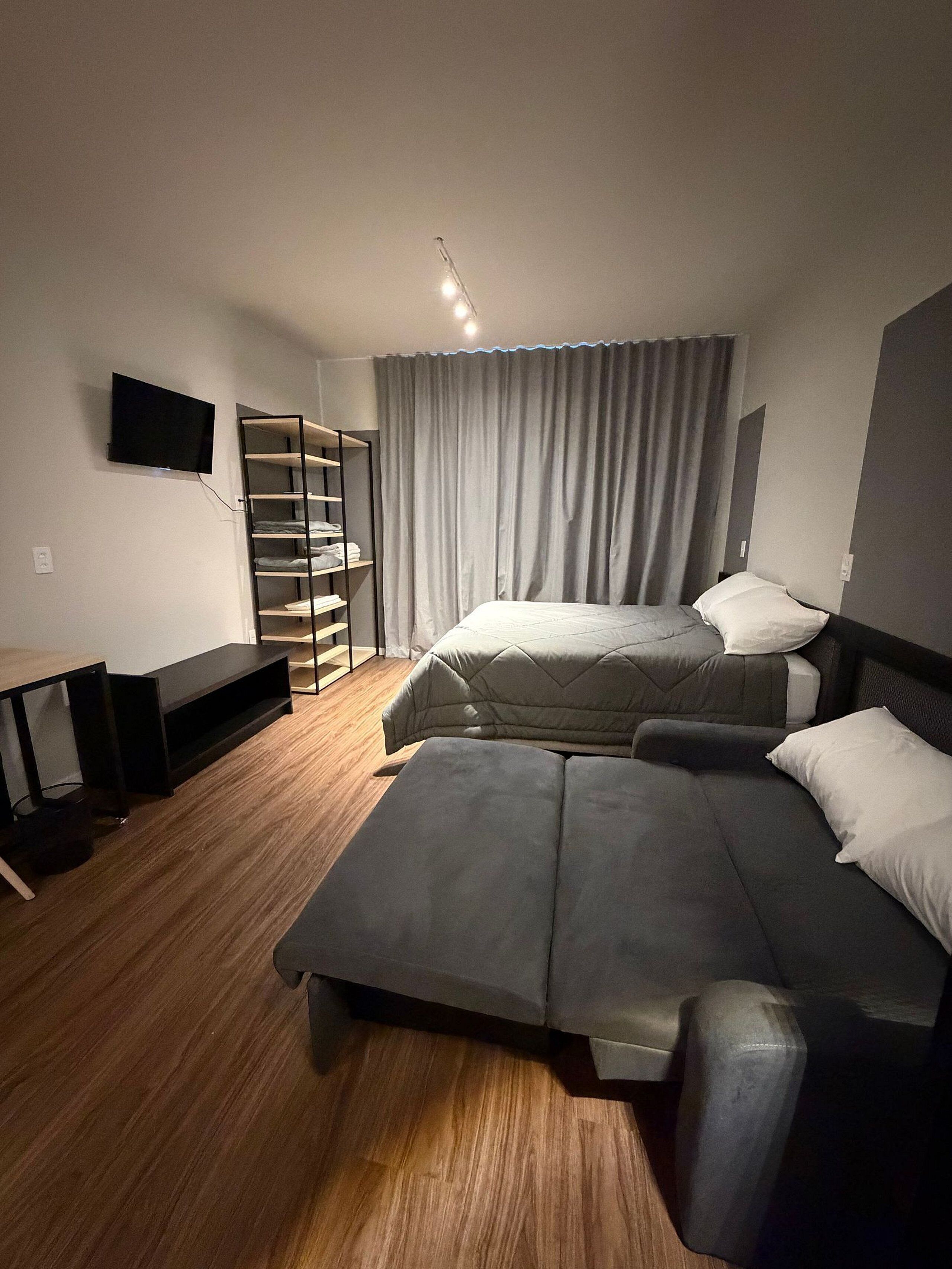 Estudio básico | Ropa de cama de alta calidad, wifi gratis, mobiliario individual