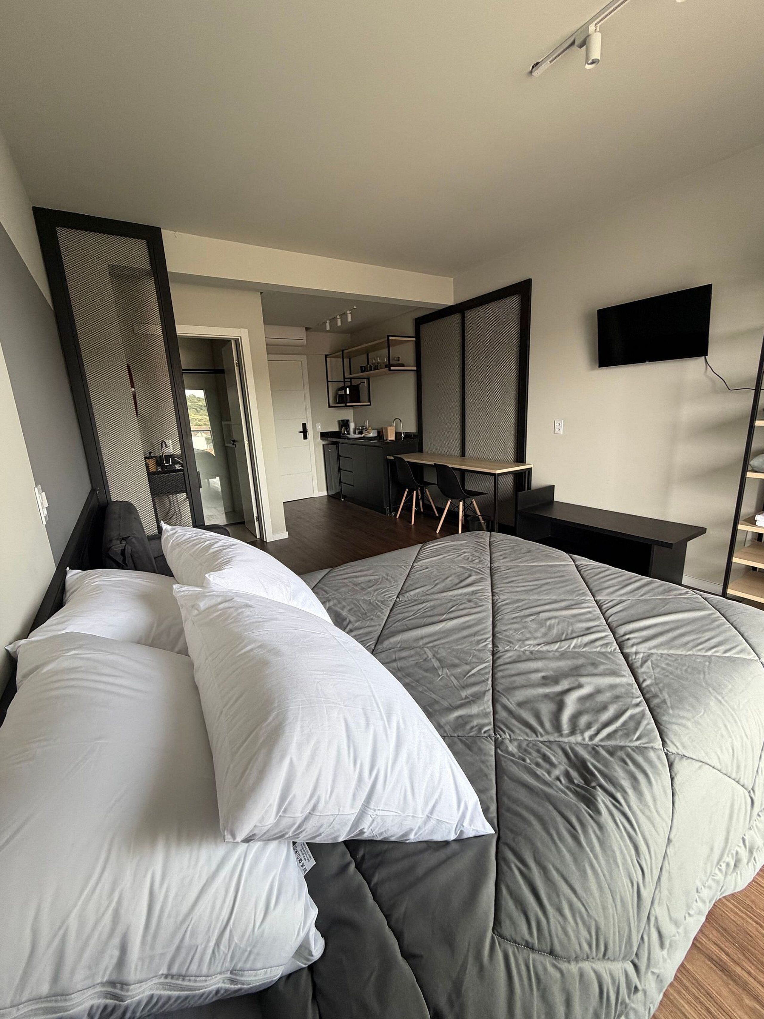 Estúdio básico | Roupas de cama premium, Wi-Fi de cortesia, individualmente mobiliados