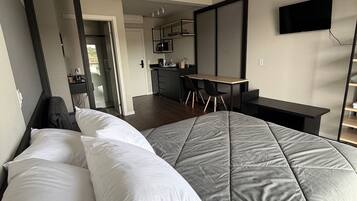 Estúdio básico | Roupas de cama premium, Wi-Fi de cortesia, individualmente mobiliados