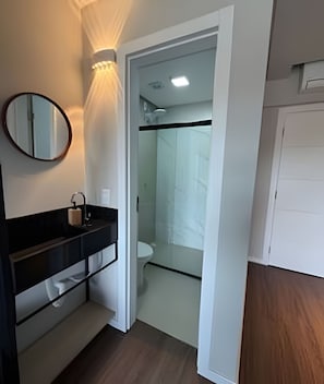 Apartamento | Baño | Ducha, toallas y papel higiénico
