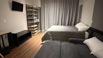 Estúdio básico | Roupas de cama premium, Wi-Fi de cortesia, individualmente mobiliados