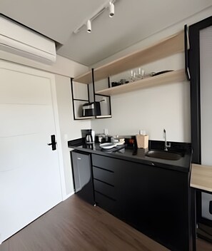 Apartment | Private kitchen | Coffee/tea maker, mini-fridge, stovetop, cookware/dishes/utensils - Apez Smart Studio (Joinville)