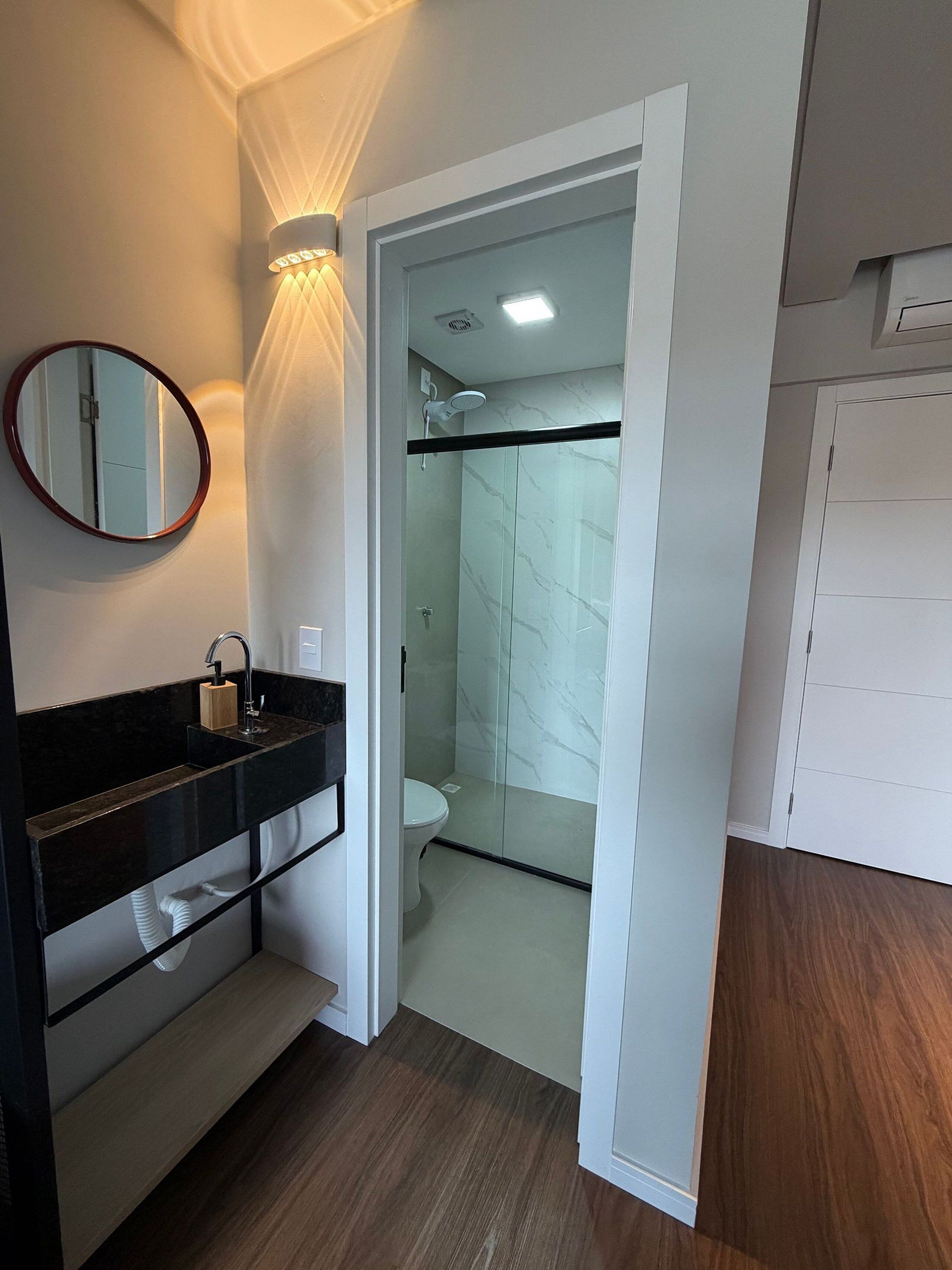 Basic-studiolejlighed | Badeværelse | Bruser, håndklæder, Toiletpapir
