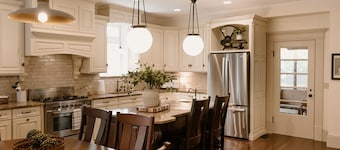 Renovated historic 7BR, 4.5-bath home in Shelby sleeping up to 14 guests. Walk to downtown shops, restaurants, bars, and brewery experiences while enjoying a cozy, spacious stay near Mansfield attractions.