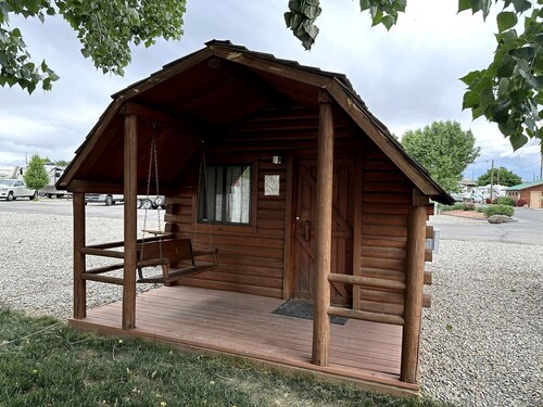 Rustic Extended-Stay Camping Cabin with Scenic Outdoor Amenities near Local Attractions in Fruita, Colorado