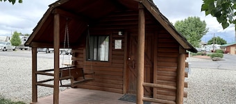 Rustic Extended-Stay Camping Cabin with Scenic Outdoor Amenities near Local Attractions in Fruita, Colorado