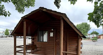 Rustic Extended-Stay Camping Cabin with Scenic Outdoor Amenities near Local Attractions in Fruita, Colorado