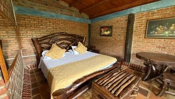 Habitación superior, vista a la alberca | Espacio para trabajar con laptop, wifi gratis y ropa de cama