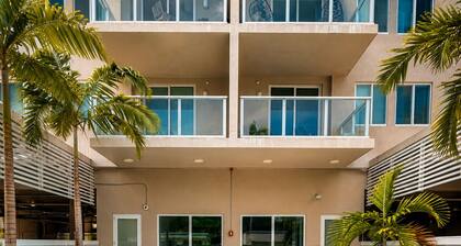 Hollywood Luxury Gem - 3 king beds - pool - gym - near ocean
