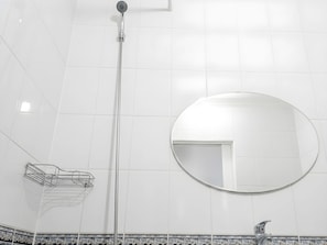 Serviettes fournies, papier toilette