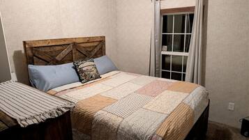 3 slaapkamers, een bureau, een strijkplank/strijkijzer, wifi