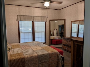 Room - Peaceful Animal Sanctuary Farm Stay on Rescue Farm Near Gainesville & Jacksonville in Melrose, Florida (Melrose)