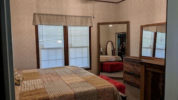 Desk, iron/ironing board, WiFi, bed sheets