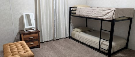 3 habitaciones, escritorio, tabla de planchar con plancha y wifi