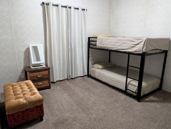 3 Schlafzimmer, Schreibtisch, Bügeleisen/Bügelbrett, WLAN
