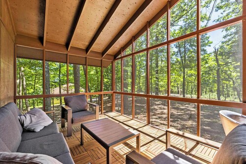Cozy Cottage w Enclosed Porch, Fireplace & Grill