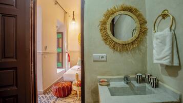 Habitación doble estándar | Baño | Regadera, amenidades de baño gratuitas, secadora de cabello, toallas