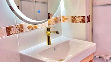 Douche, serviettes fournies, papier toilette