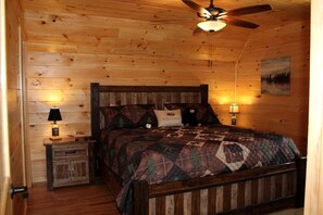 6 bedrooms, iron/ironing board, travel cot, WiFi - Impressive Cabin with Pool Table and Hot-Tub in Gatlinburg, Tennessee (Gatlinburg)
